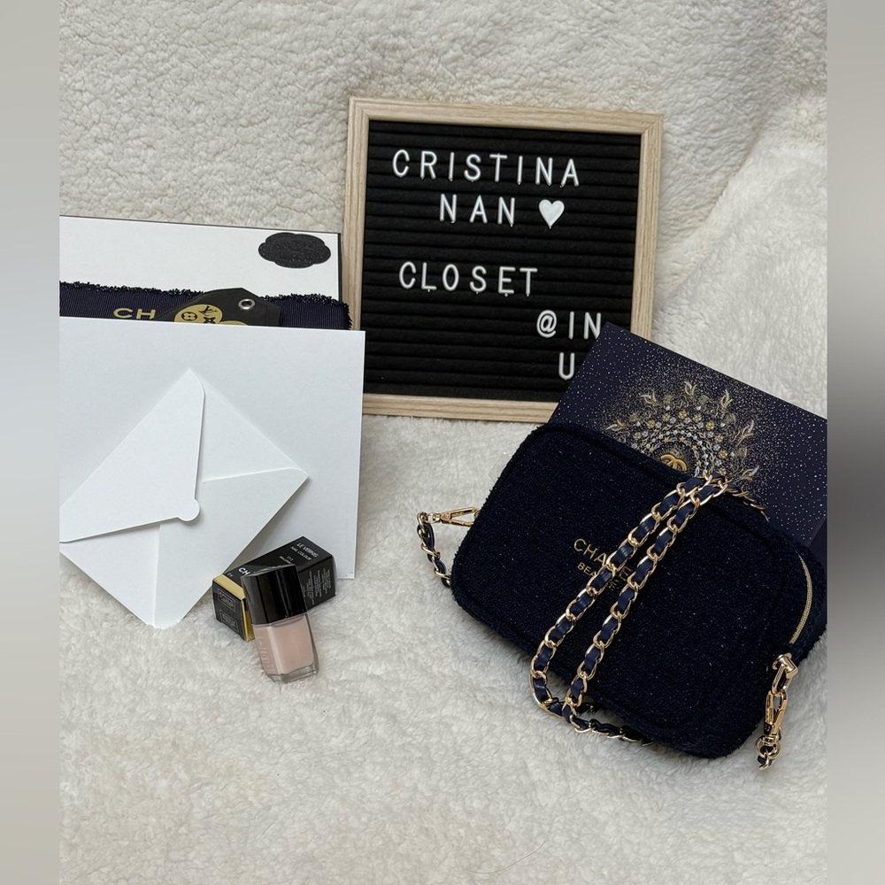 CHANEL Holidays Gift pouch (2025)with removable chain